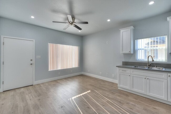 Foto del edificio - 4284 S Hobart Blvd