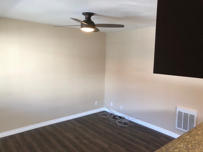Sala de estar - 2118 Ernest Ave