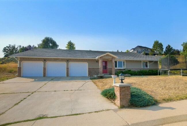 Building Photo - 2888 Pine Ridge Dr