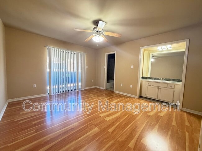 Foto del edificio - 8036 Bayou Fountain Ave