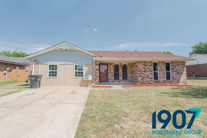 Primary Photo - Spacious 5-Bedroom Home in Moore with Rece...