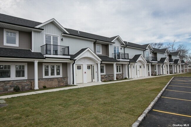 Building Photo - 170 W Montauk Hwy