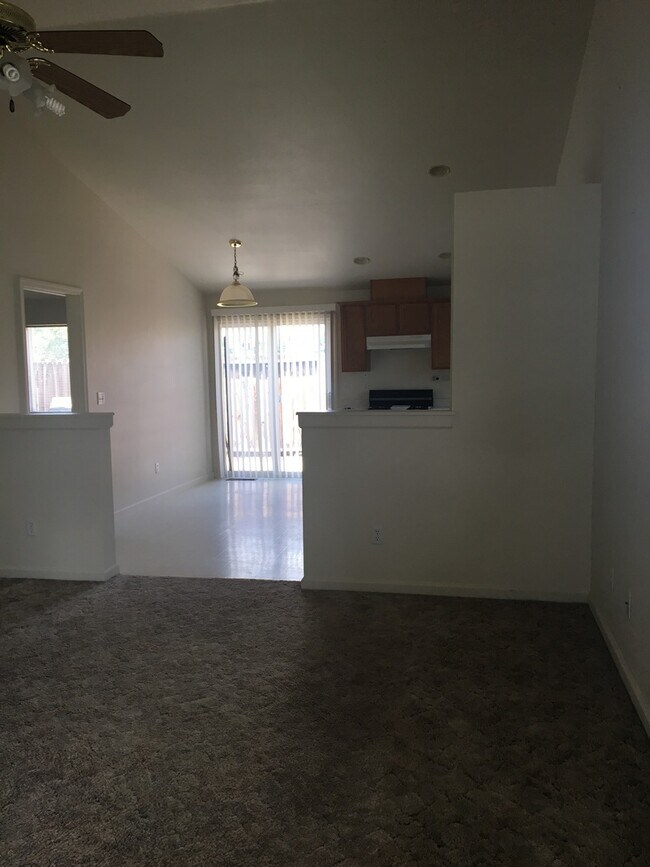 Foto del edificio - Large bedrooms, open floorplan