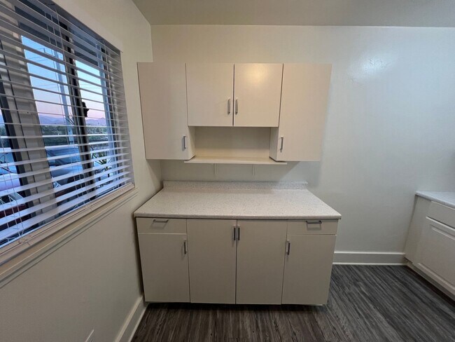 Building Photo - 2 Bed/1 bath Condo - Electricity Included ...