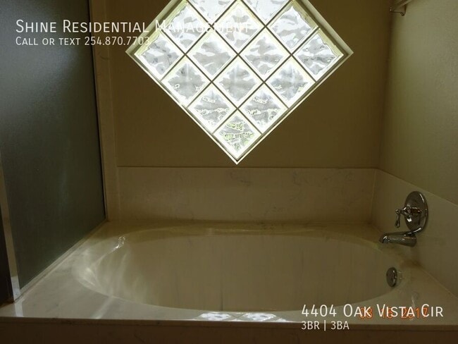 Building Photo - 4404 Oak Vista Cir