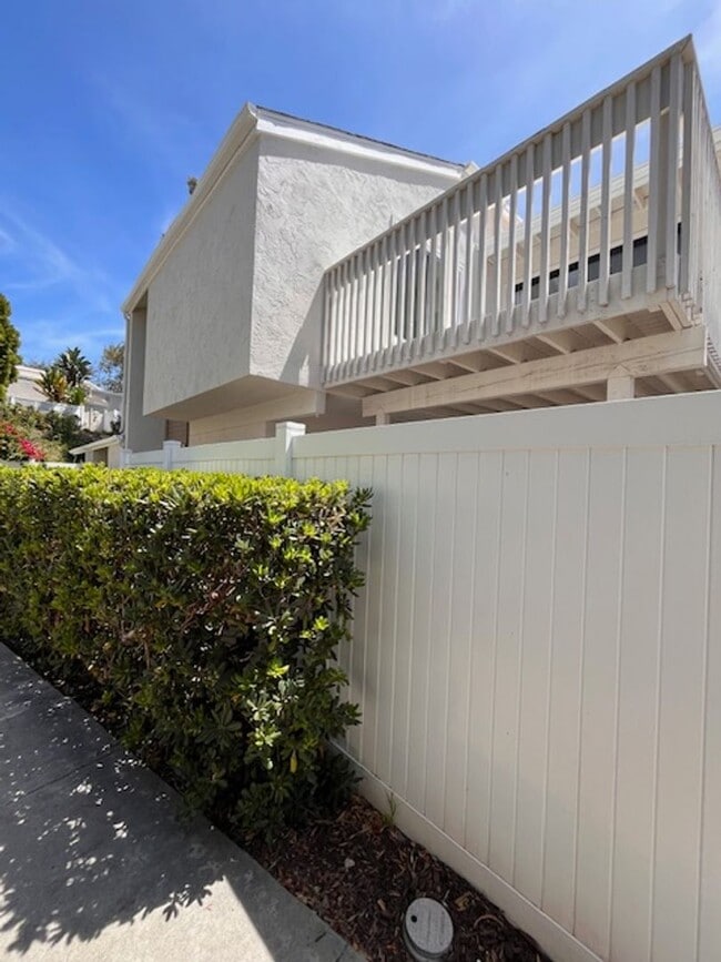 Building Photo - 3 bed 1.5 bath 2 story condo in Park Place...