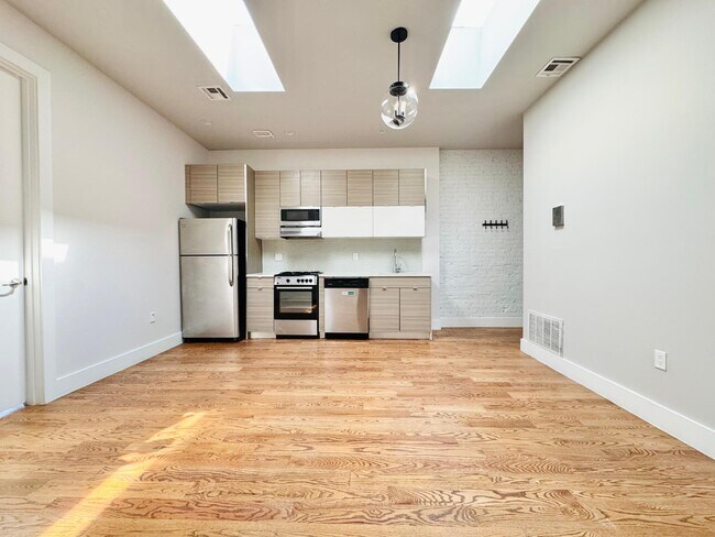 Foto del edificio - Furnished room/NOT APARTMENT