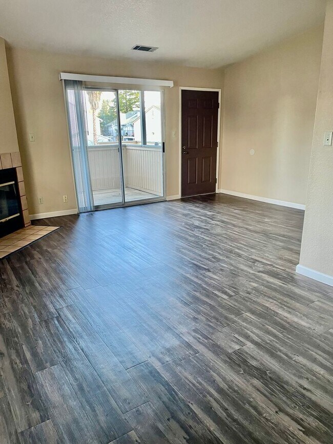 Building Photo - Spacious