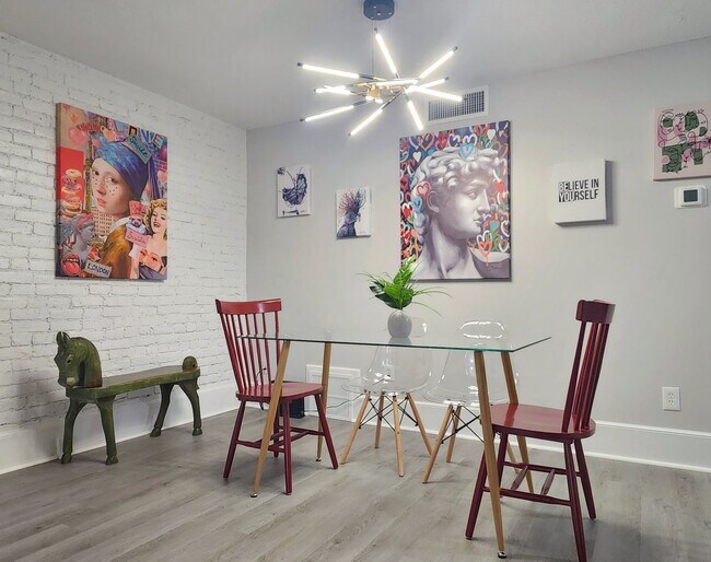 Foto del edificio - Brownstone charm! 1Bed1bath, first floor brownstone rowhouse condo. Prime location