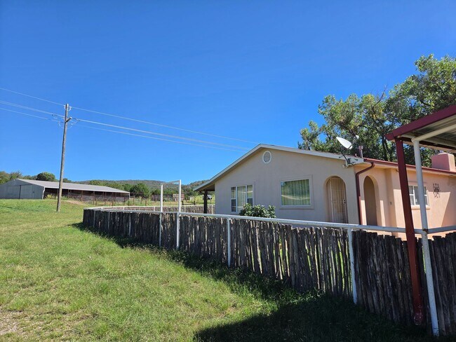 Foto del edificio - 375 Cora Dutton Rd