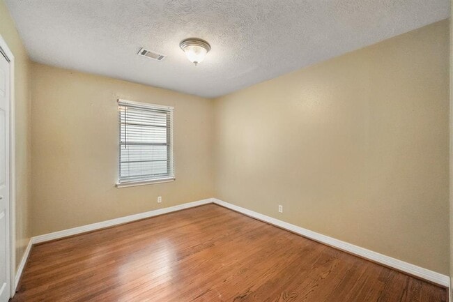 Building Photo - 5215 Poinciana Dr