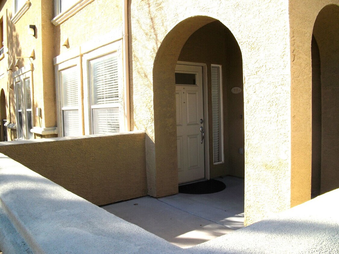 Primary Photo - Well maintained 2 bedroom, 2 bath, 2-car t...