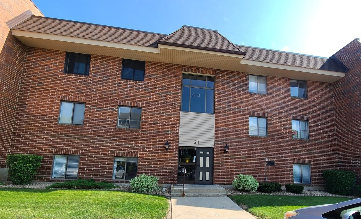 31 E Janata Blvd Unit 1B, Lombard, IL 60148 Condo for Rent in Lombard