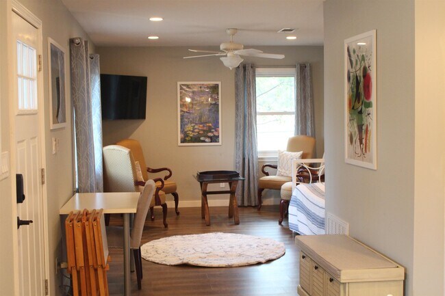 Building Photo - 2102 Belaire Dr