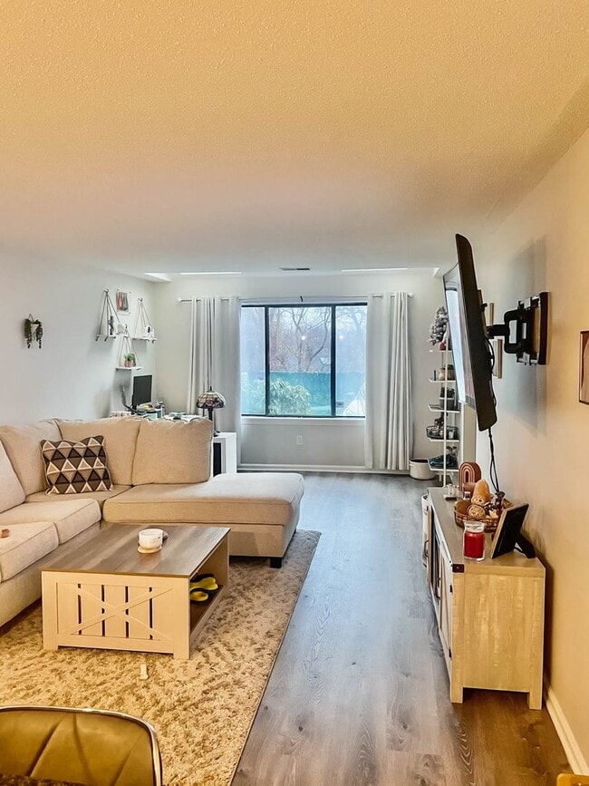 Foto del edificio - 1 Bed Condo w/ Laundry and Parking