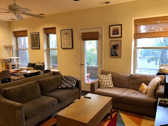 Building Photo - Albany Park Top-Floor Condo One Block to Brown Line Train!