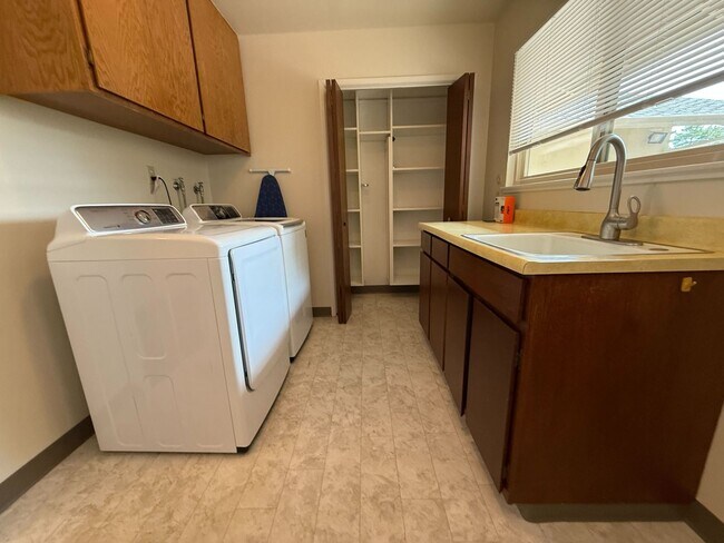 Building Photo - Fantastic 3 bedroom 2 bath Home in Montere...
