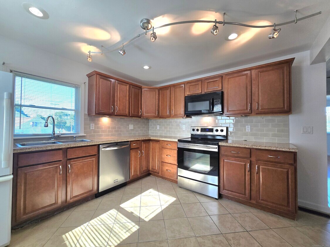 Primary Photo - 321 River Rd