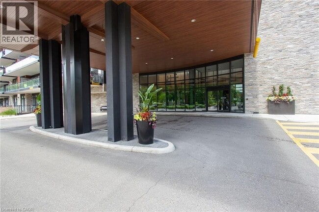 Building Photo - 1575 Lakeshore Rd W