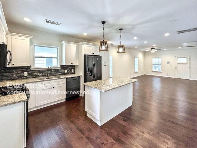 Building Photo - Charming 3 bed, 2 bath 1930s Bungalow for ...