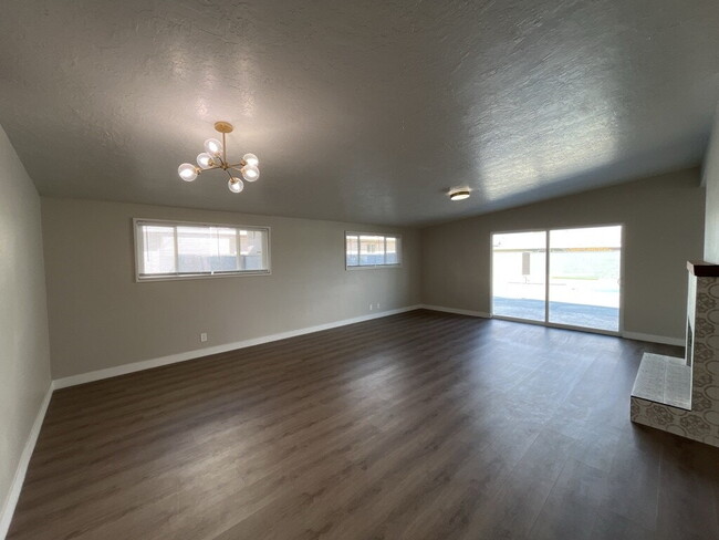 Building Photo - 4 Bedroom Home With Sparkling Pool Ready for Move In