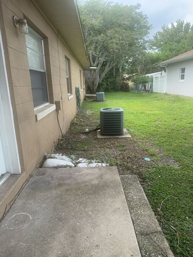 Building Photo - Remodeled 1/2 duplex on corner lot in St. Cloud