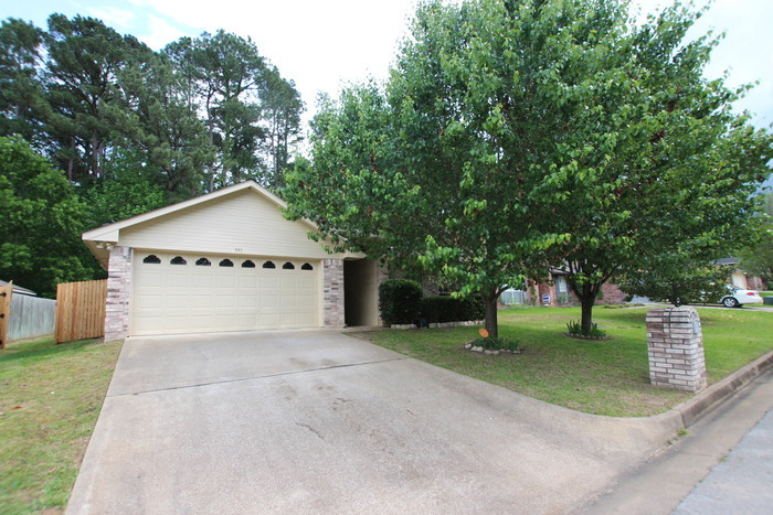 Primary Photo - 4 Bedroom, 2 Bathroom Home in Flint!