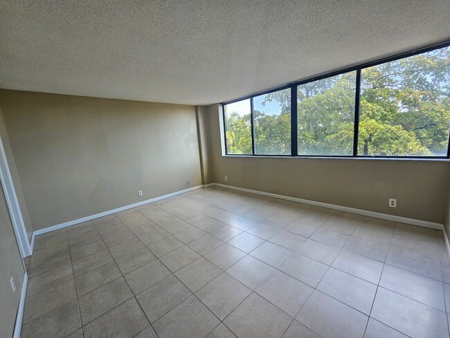 Building Photo - 4605