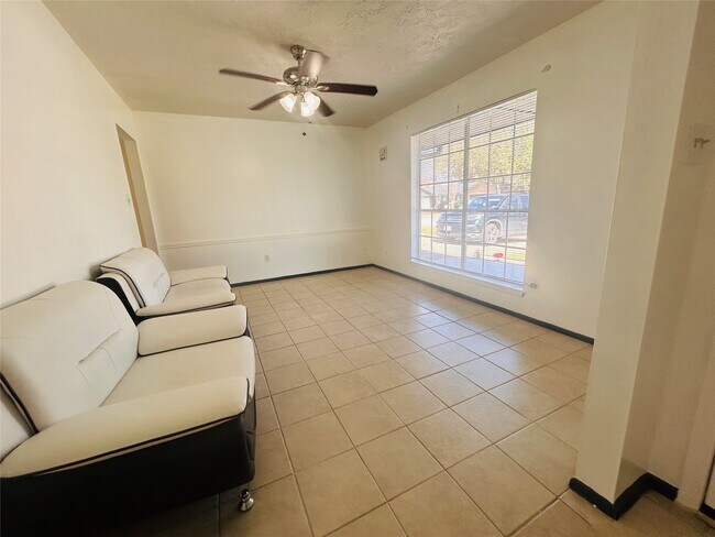 Foto del edificio - 10502 Long River Dr