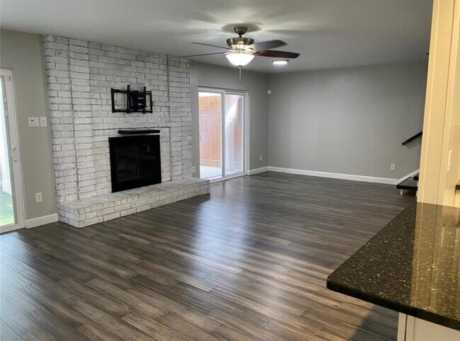 Foto del edificio - 10301 Briar Forest Dr