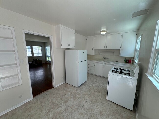 Kitchen - 1037 Ocean Park Blvd