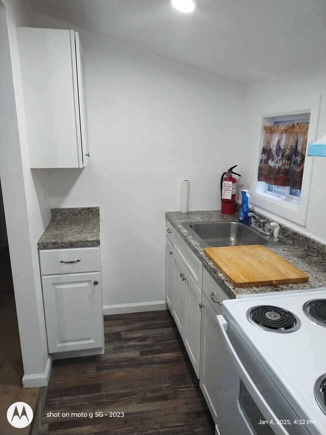 Full kitchen - 211 Fenton Ave