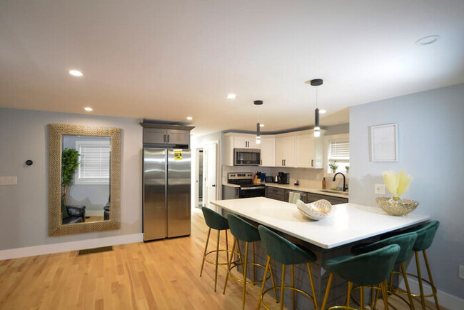Foto del edificio - Lake Access 4 Bed 3 Bath HOT TUB