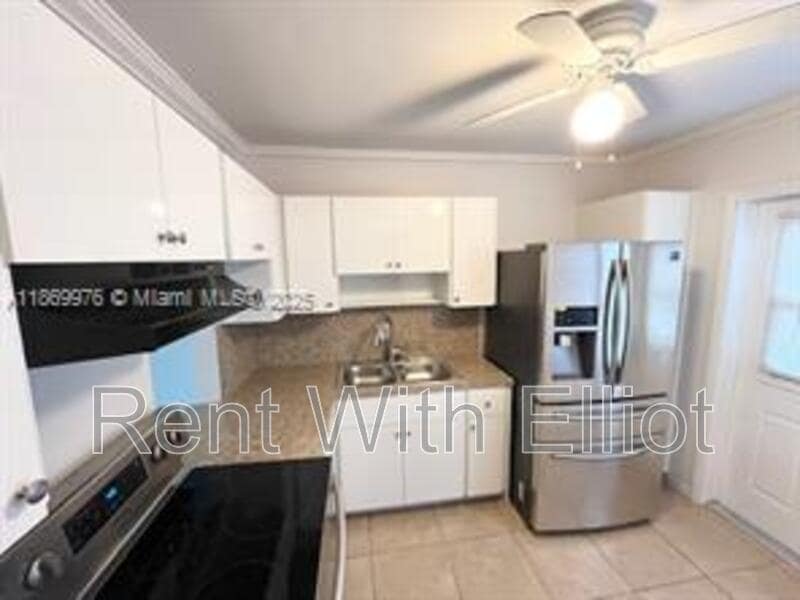 Primary Photo - 2223 Park Ln