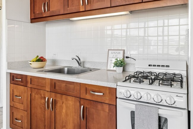 Building Photo - Conveniently Located Studio - Available April 1st