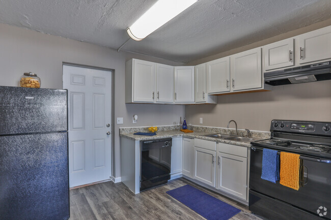 Spacious Kitchen - Retreat at the Park