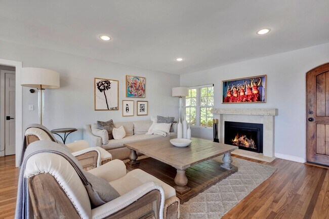 Building Photo - Beautiful 4 Bedroom 3 Bath Lower Riviera C...