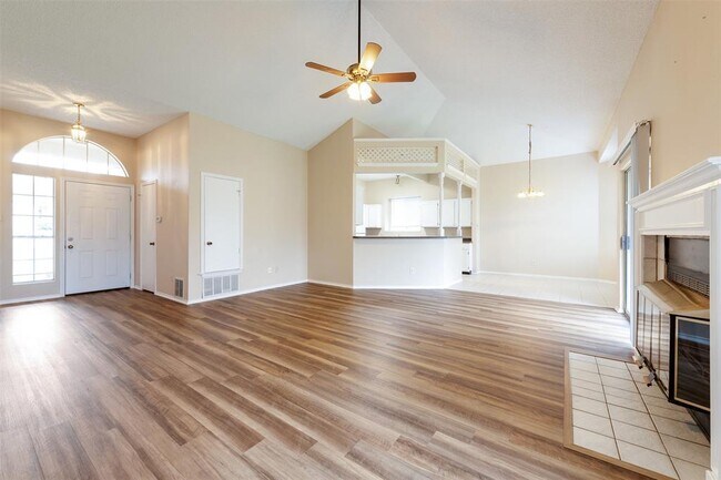 Foto del edificio - 14504 Sandy Side Dr