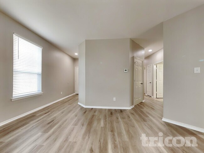Building Photo - 9914 Hawk Village