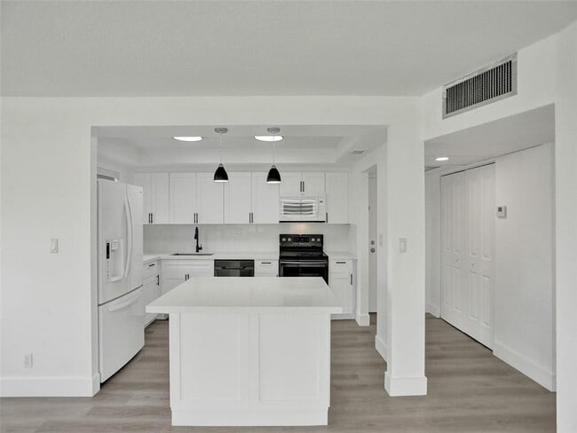 Building Photo - 2771 Taft St