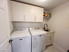 Building Photo - 425 Cove Tower Dr Building Photo - 425 Cove Tower Dr