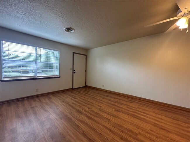 Foto del edificio - 2023 Delaware Ln