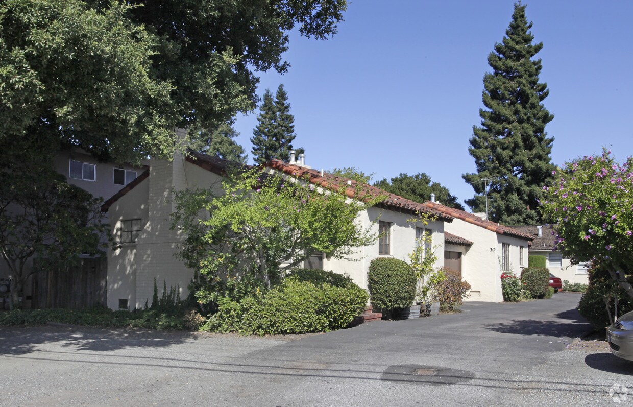 Primary Photo - 24-32 Edgewood Rd