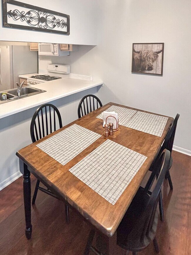 Foto del edificio - Updated 2-Bed, 2.5-Bath Townhome with Mode...