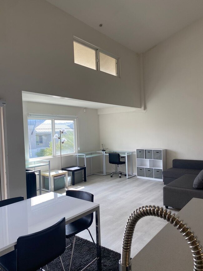 Building Photo - Stunning Penthouse Loft Unit In Beautiful ...