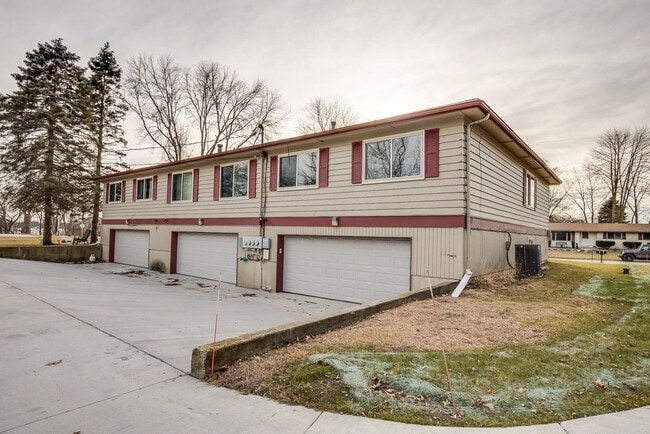 Building Photo - 720 Lakeview Dr