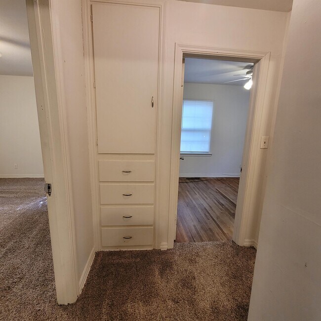 Building Photo - 928 Dellrose