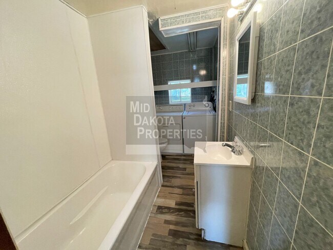 Building Photo - 213 E 11th- 1 bedroom house
