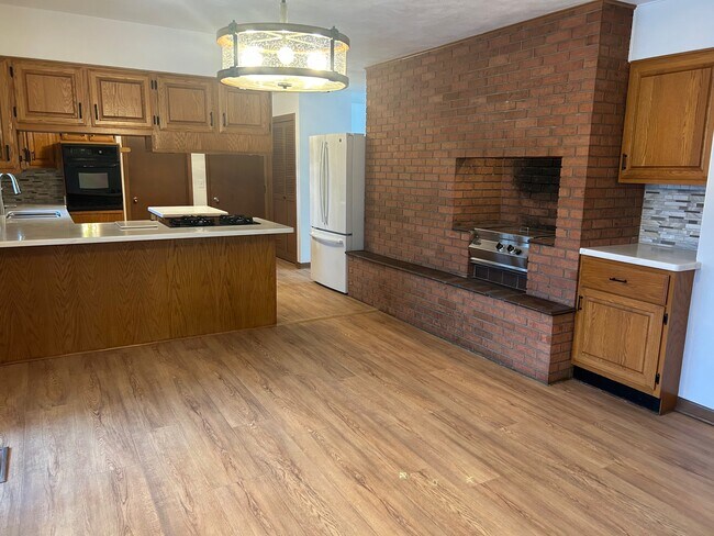 Área de comedor con parrilla incorporada - 1511 Hillcrest Ct