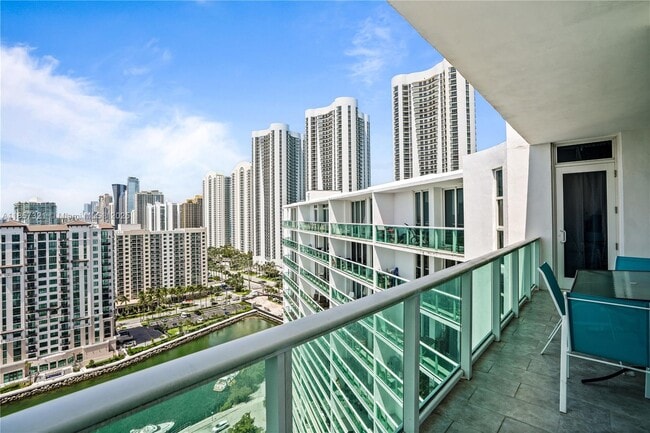Foto del edificio - 100 Bayview Dr